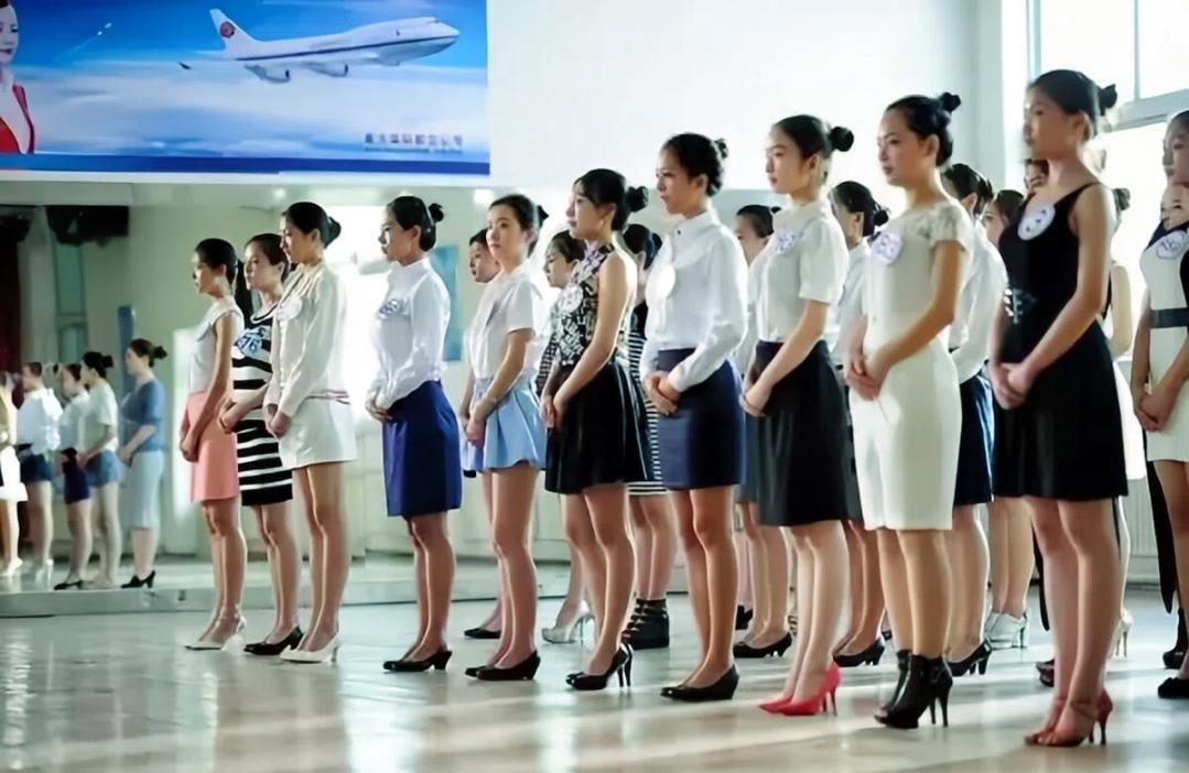 而在我国则不同。空姐基本上都是百里挑一甚至千里挑一的天仙脸庞+魔鬼身材，年龄大多