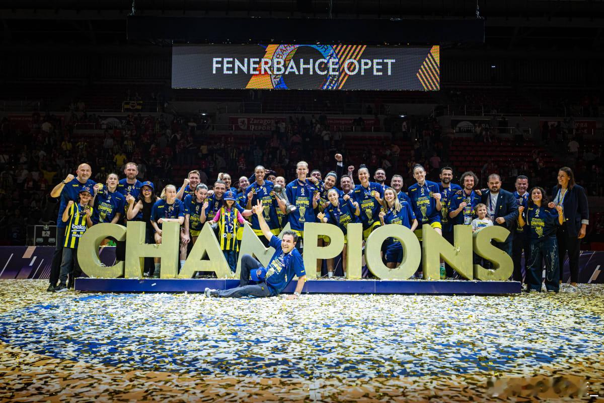 【费内巴切大胜加拉塔萨雷 赢下欧冠决赛】在今天凌晨结束的女篮欧冠决赛中，费内巴切