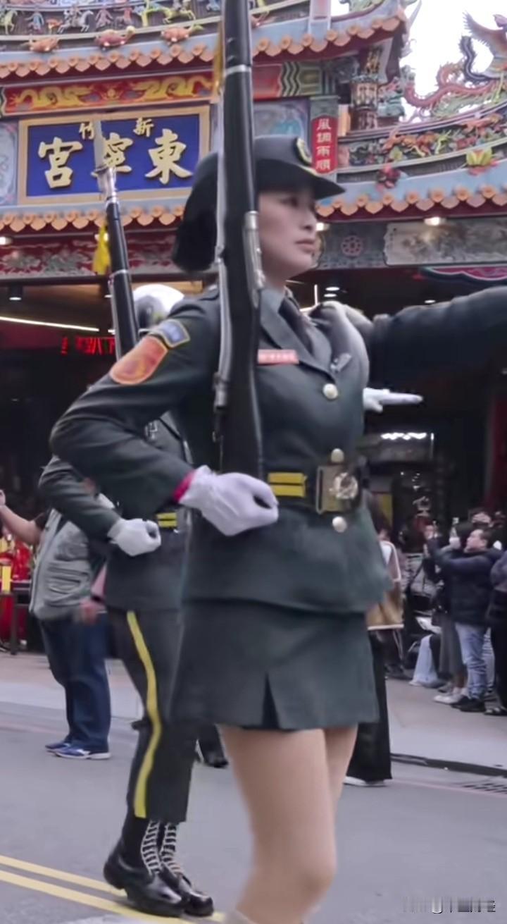 不爱红装爱武装！