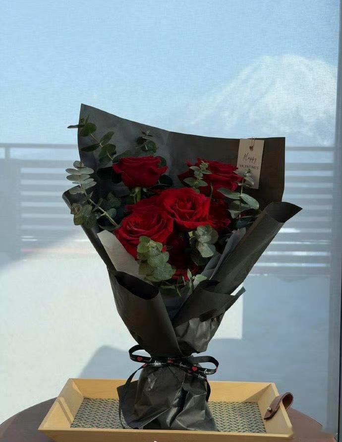 看到梁朝伟和刘嘉玲结婚三十多年了，还能再一次如此恩爱的一起过情人节还晒了玫瑰花，