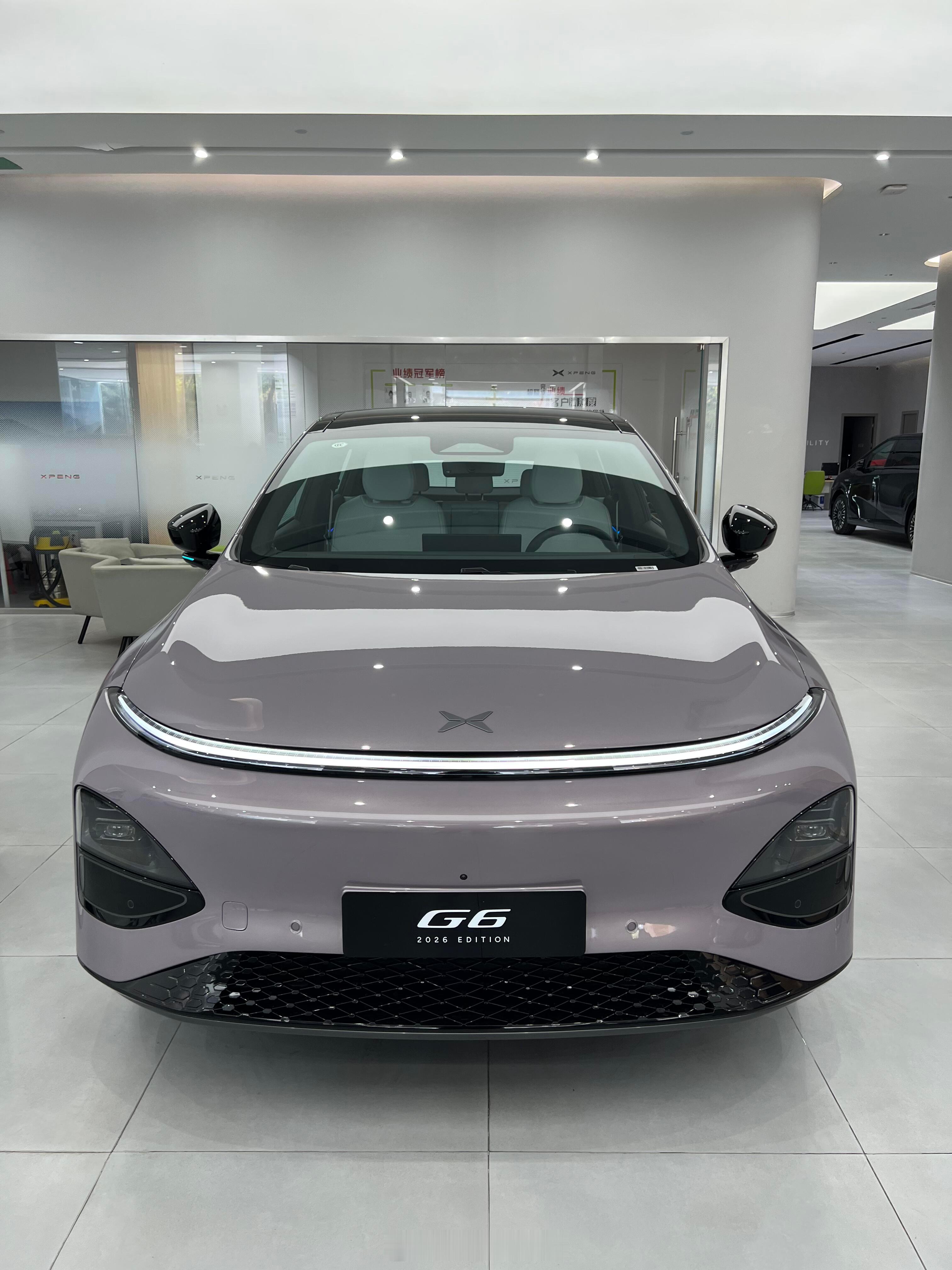 800V平台就是快，充电一刻钟能跑大几百公里，后排头顶特别开阔，坐着没压抑感。 