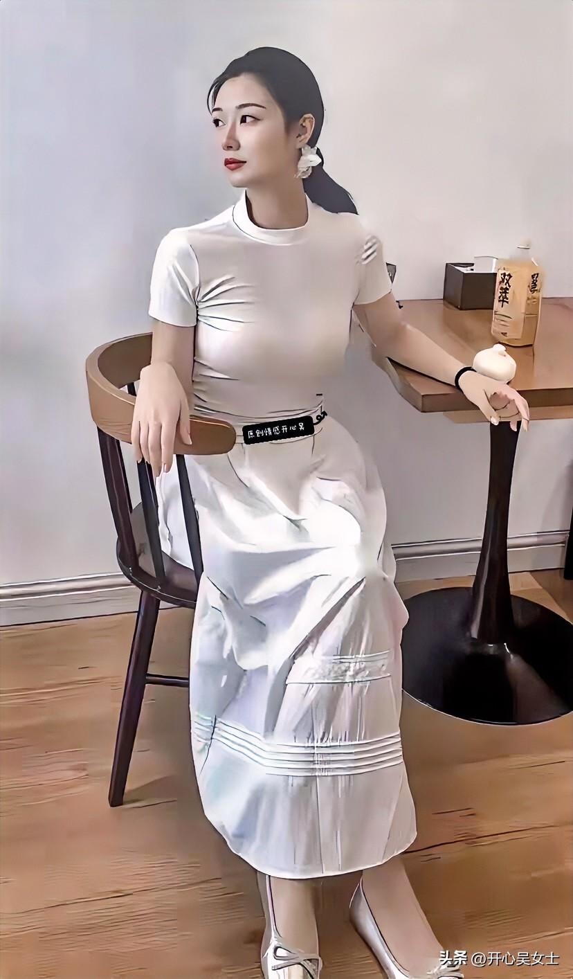 【一枕诗书·南楼令~词组】
文/开心吴

窗外雨声喧，心潮似浪翻。绪难平、往事如