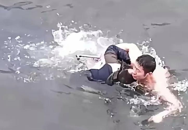 2022年，27岁河南小伙跳河救人，在体力耗尽时，他给被救女子说了句遗言：“我家