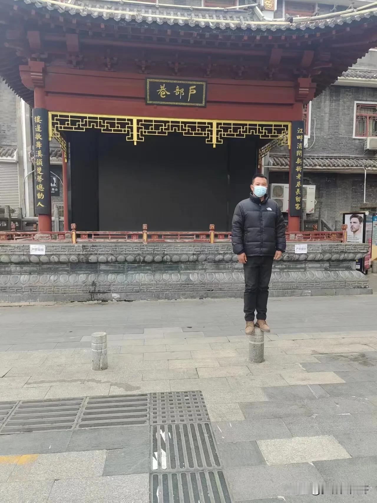 今天来特大武汉海洋公园看鲨鱼和北极熊，人山人海，现场几十万群众，火爆非常