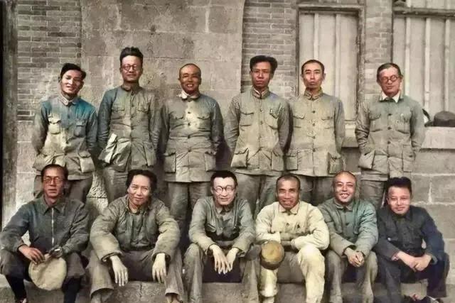 一张让人拜服的照片，他们看起来像一群“泥腿子”，但正是他们让中国换了人间。

说