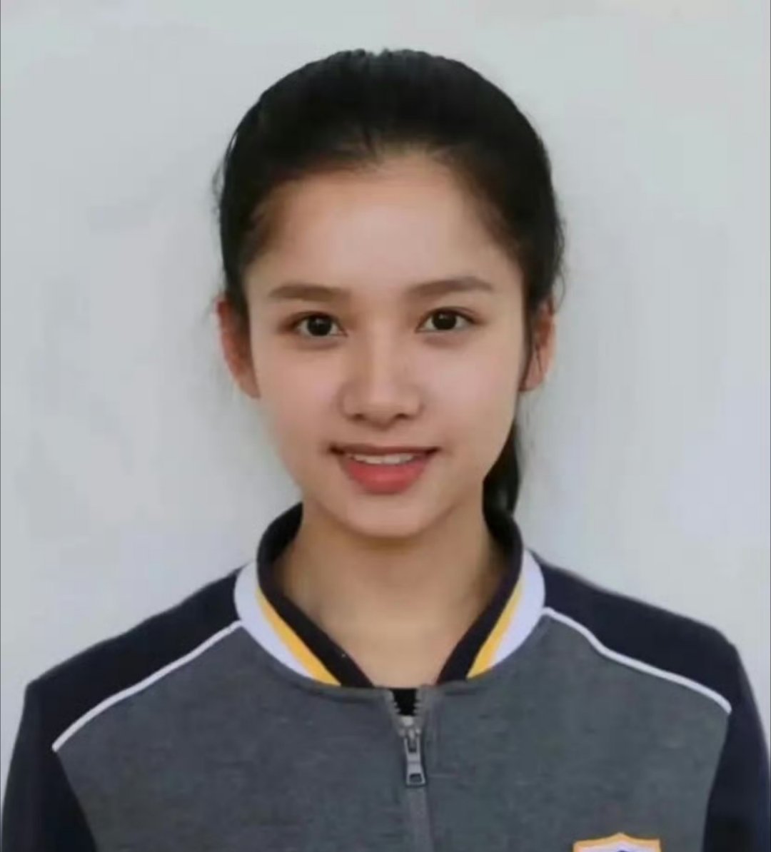 张婧仪高中已经有星味儿了 完全就是校花～这也太好看了吧 ​​​