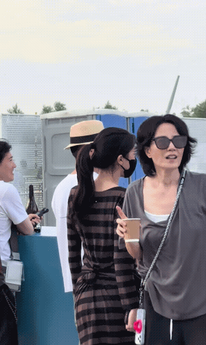 王菲无论走到哪里都是焦点啊[作揖]
有网友阿那亚音乐节偶遇王菲李嫣在台下观看窦靖