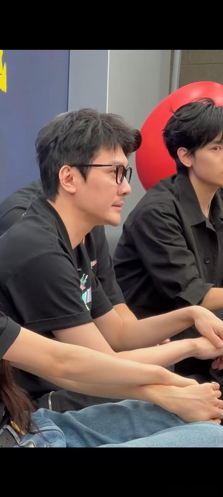 #冯绍峰蹲马步能蹲半小时#这次的电影有很多的动作戏，演员通过训练营的魔鬼特训，真