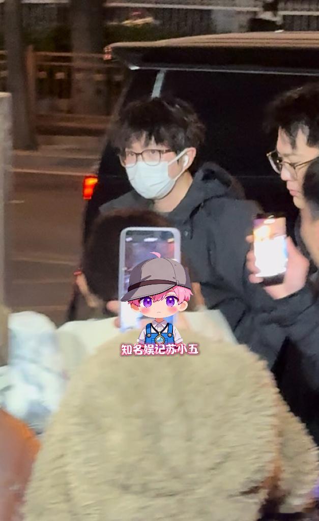 毛不易春晚联排全黑造型路透  毛不易春晚联排全黑造型路透看上去整个人状态还是很不