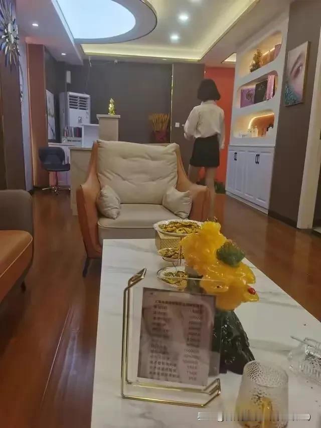 抖音头条热搜27：不要震惊毁三观！17岁职校女生实习被安排色情服务，向老师反映，
