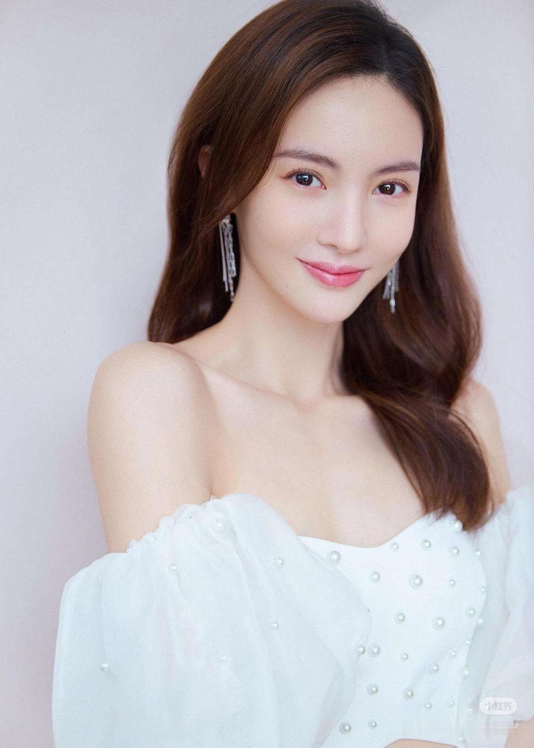 金晨去年在绍兴出车祸，满脸是血却没就近去绍兴医院，反而打车去了上海。 脸对明星多