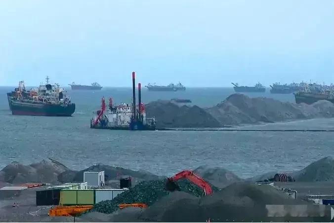 菲律宾海岸警卫队，强行对中国填海工地的工人进行搜查和盘问
8月11日，菲律宾出动
