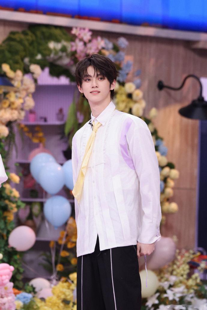 赖伟明完全是男大来的你好星期六谁被赖伟明的少年感拿捏住了！舞蹈利落舒展，全程轻声