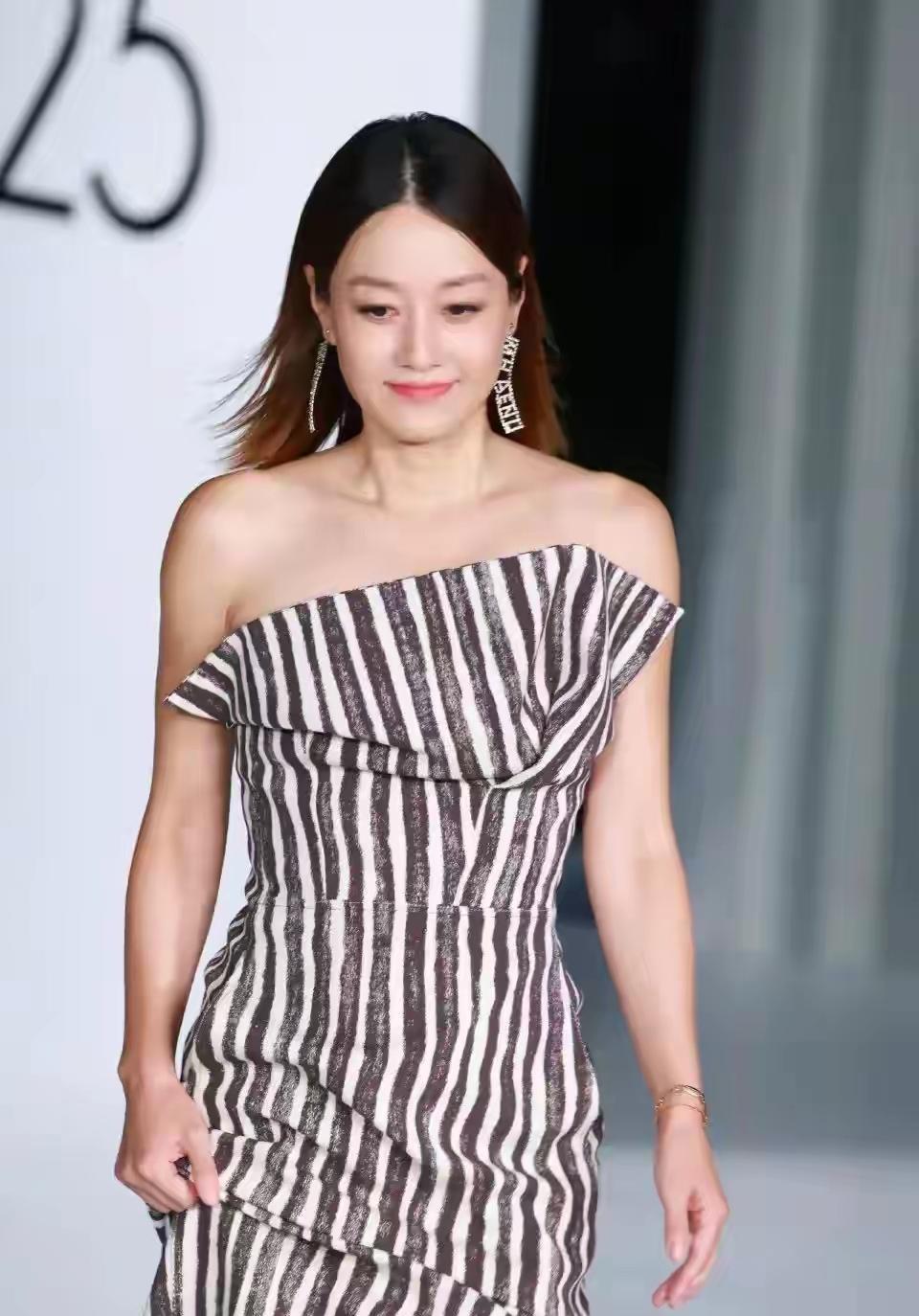 有人说马伊琍这次参加活动的条纹裙造型又失败了，又翻车了……

还有人说，这个造型