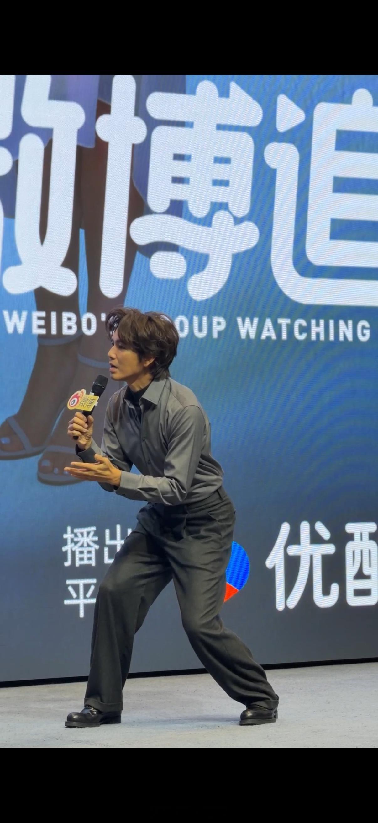 钟汉良着急到撅屁股钟汉良急到撅屁股 哈哈哈哈钟汉良玩游戏着急到撅屁股钟汉良