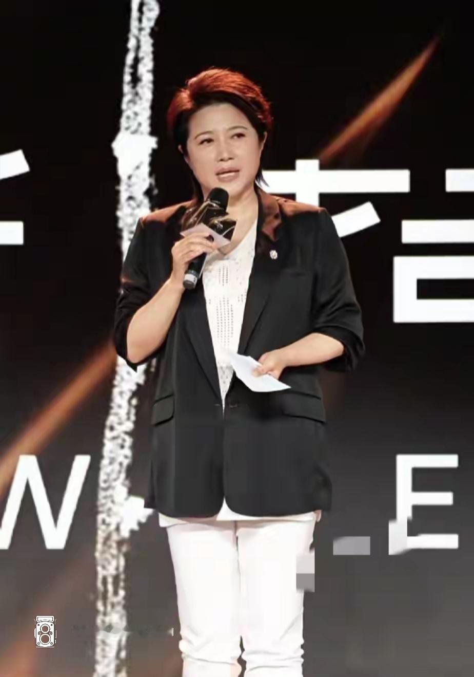 这位女士正在台上讲话呢。还是老一辈演员的演技，很低调谦虚，实力派🥧认识这位朋友