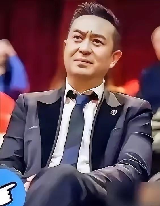 张嘉益退休了。不是被市场淘汰的那种，是在西安别墅里穿大裤衩摘石榴的那种。
你以为
