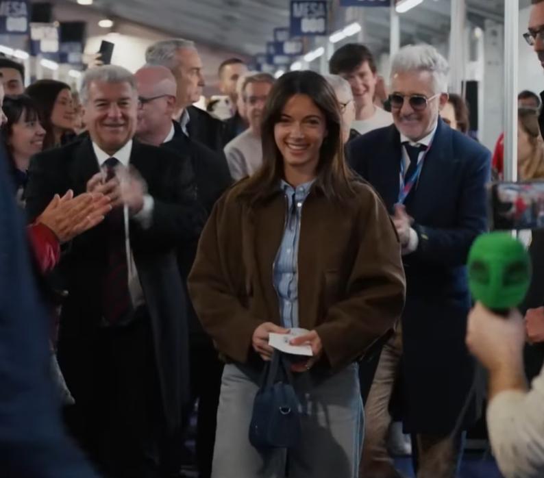 艾塔娜投选票❤️💙艾塔娜：我有点惊讶，这里动静很大。我没想到一大早就来了这么多