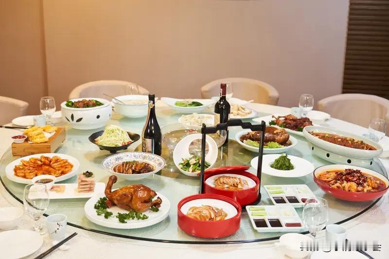 大家一天吃几顿正餐还挺不一样的。像一周岁的婴儿，通常一天吃3 - 4餐，3顿正餐