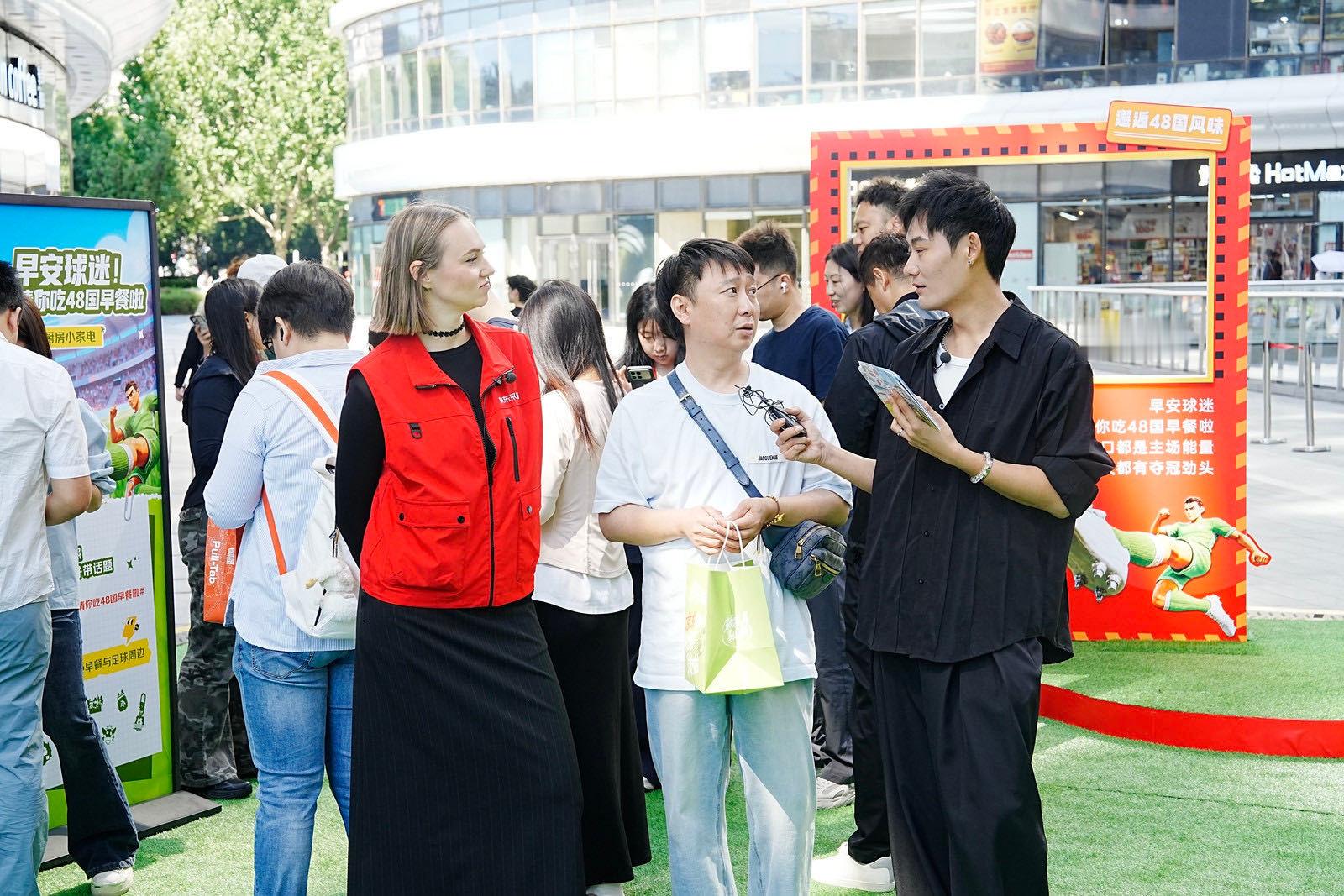 老外在中国也有自己的鸡蛋要领 球赛早餐车趣味满满，外国达人比拼制作早餐，互动游戏