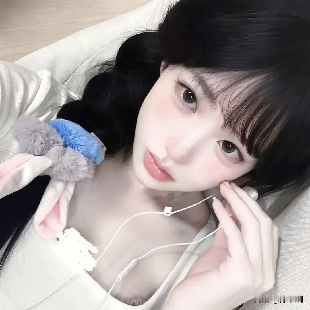 青丝垂鬓软烟罗，
眸底星波漾浅涡。
耳际弦声轻绕指，
娇憨一笑胜梨涡。