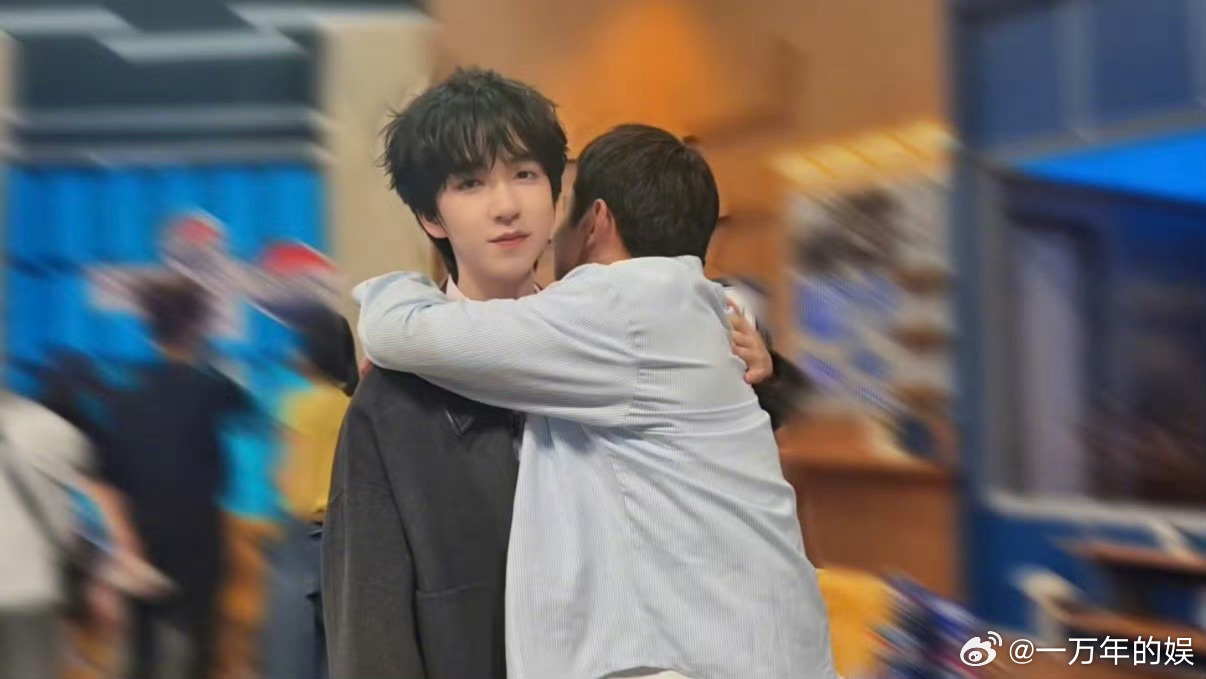 贺峻霖徐志胜拍了重庆机车大片 贺峻霖和徐志胜在重庆拍机车大片，这是什么跨次元合作