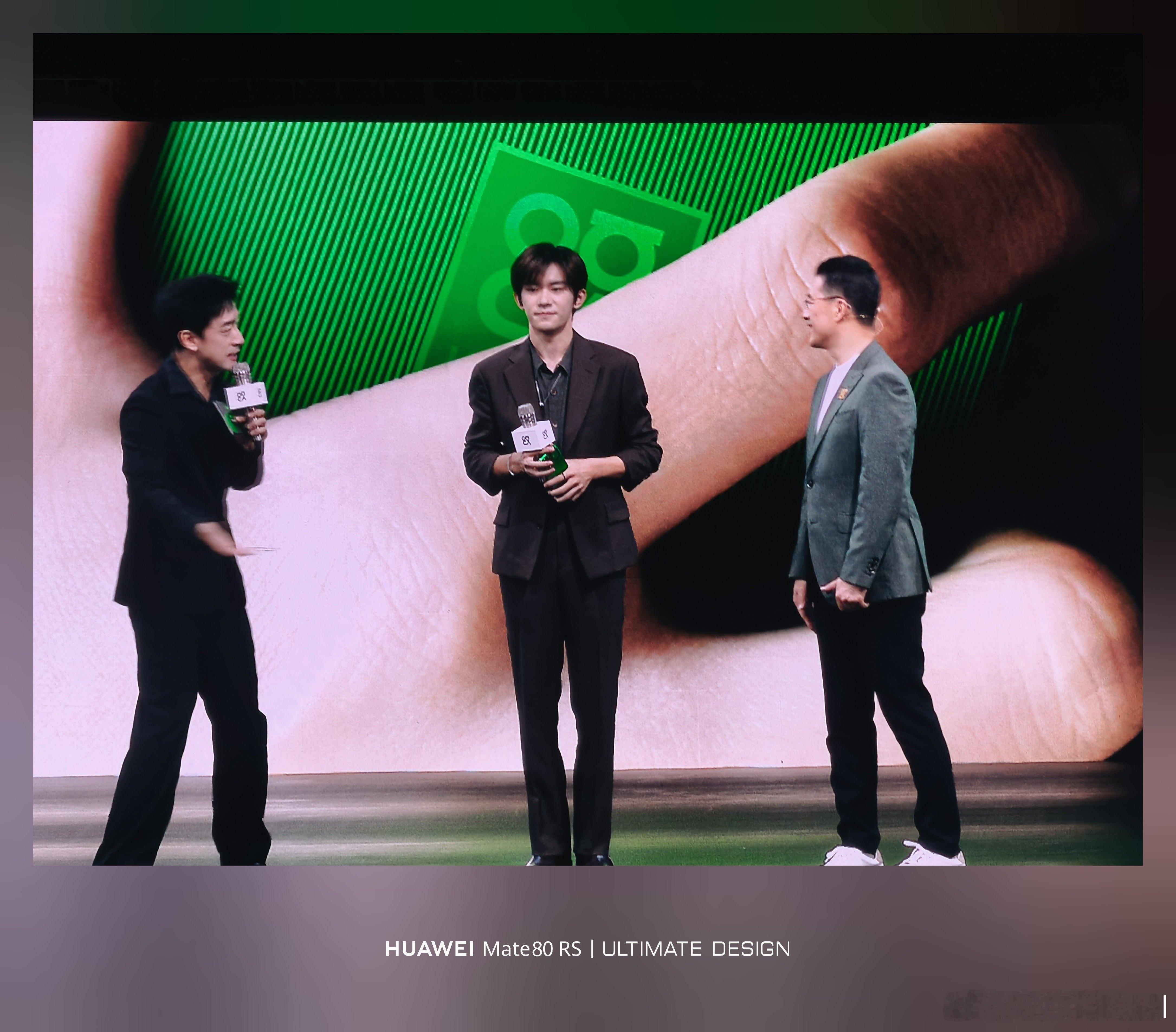 华为nova15正式发布超级nova来了 易烊千玺来现场啦，下面粉丝们的欢呼声超