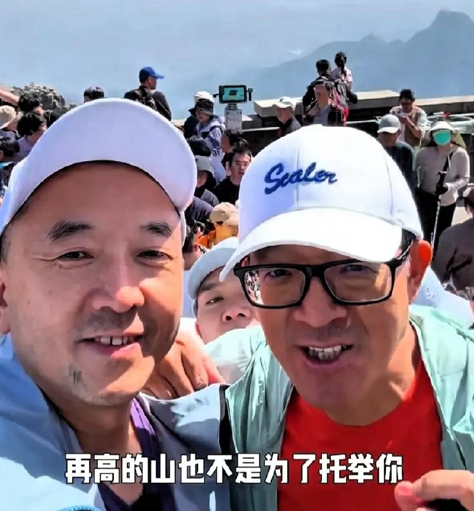 面对老板的PUA，打工人该怎么办？
俞老板直播时的"蹭吃蹭喝"玩笑，爬泰山时的"