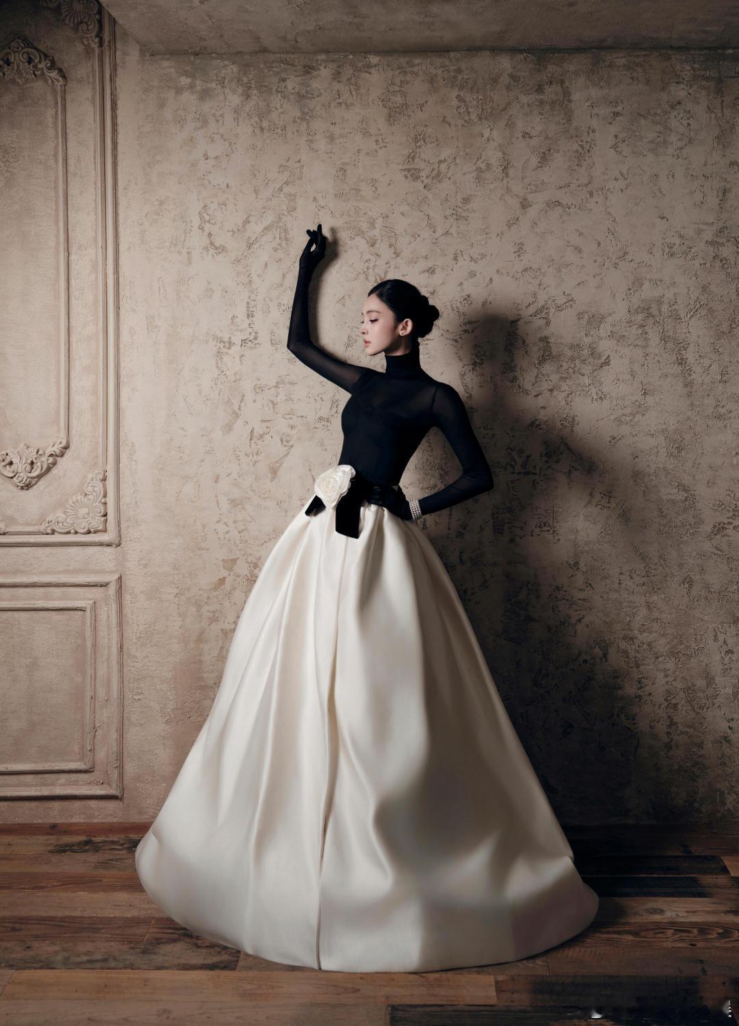 娜扎vogue造型娜扎今天vogue盛典造型来了，真美女才能驾驭大光明。娜扎黑白