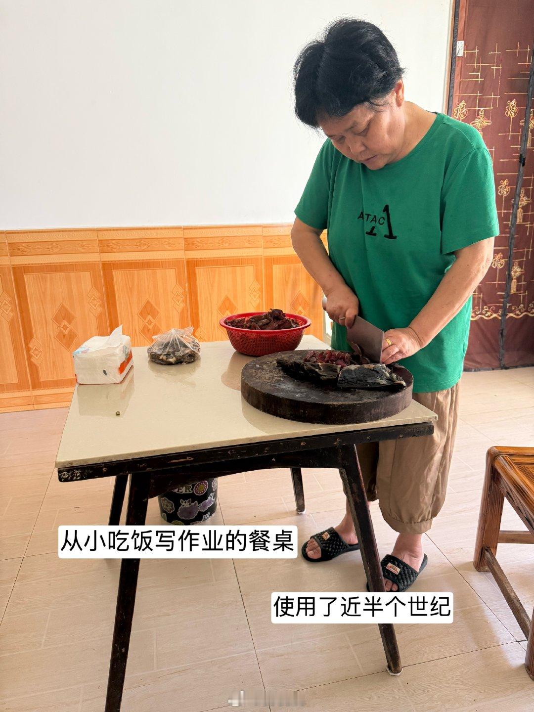 我妈一大早就在切五花肉，切牛肉，准备炒好菜了，给我打包带走～ 
