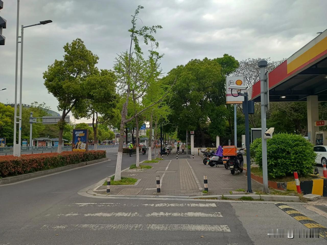 在苏州，燃油车车主加一箱油比上个月要多花五十元，不少人转而选择骑电瓶车出行。油车