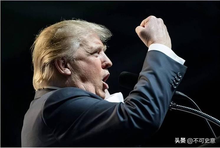 特朗普再把珍珠港事件摆上台。当地时间8月2日，特朗普在空军一号接受媒体采访。面对