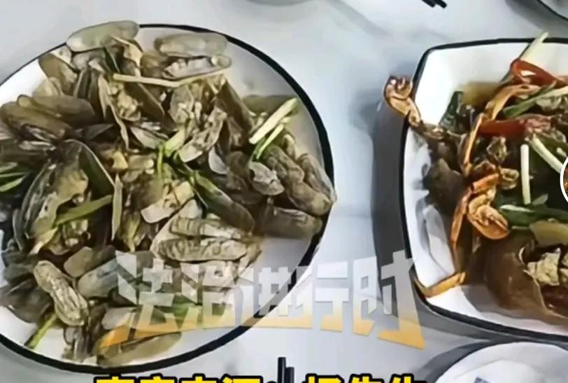 男子国庆海边旅游吃饭，点了炒蛏子和螃蟹两个菜总共花费661元。他说国庆一家出去玩
