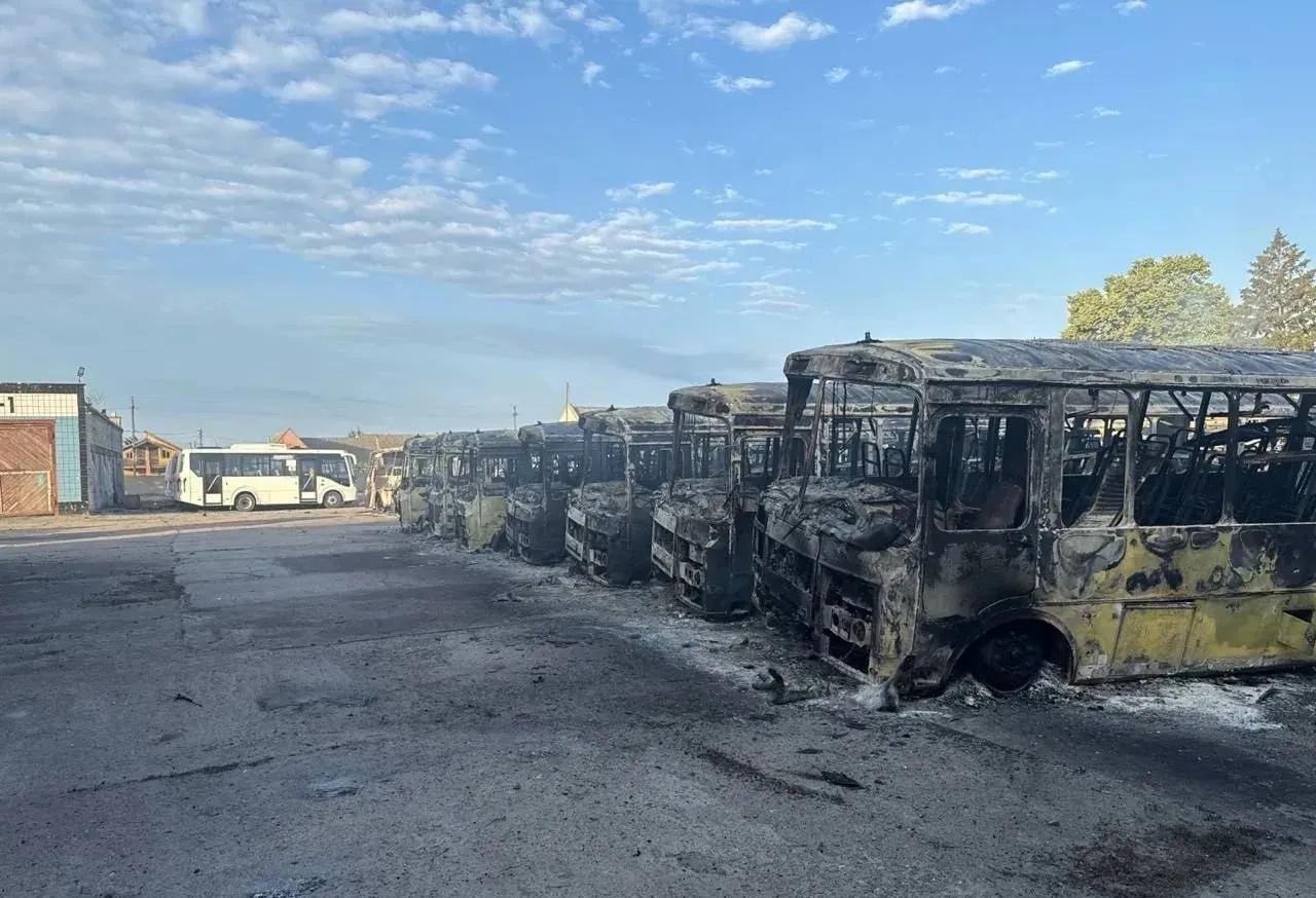 乌军炸毁赫尔松校车！
    乌克兰使用无人机对俄控赫尔松州的民用客车车队发动袭