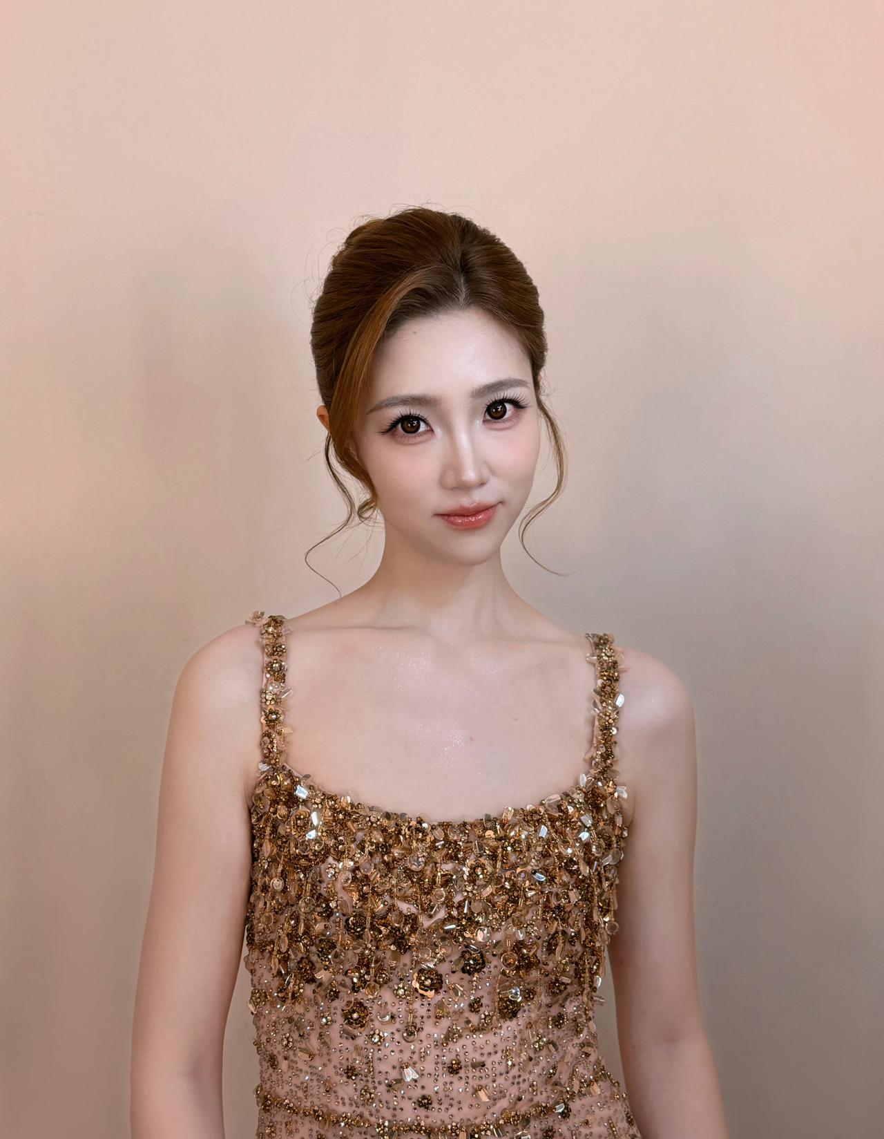 张纯烨满钉金色碎钻吊带长裙！盘发留几缕碎发，温柔又贵气