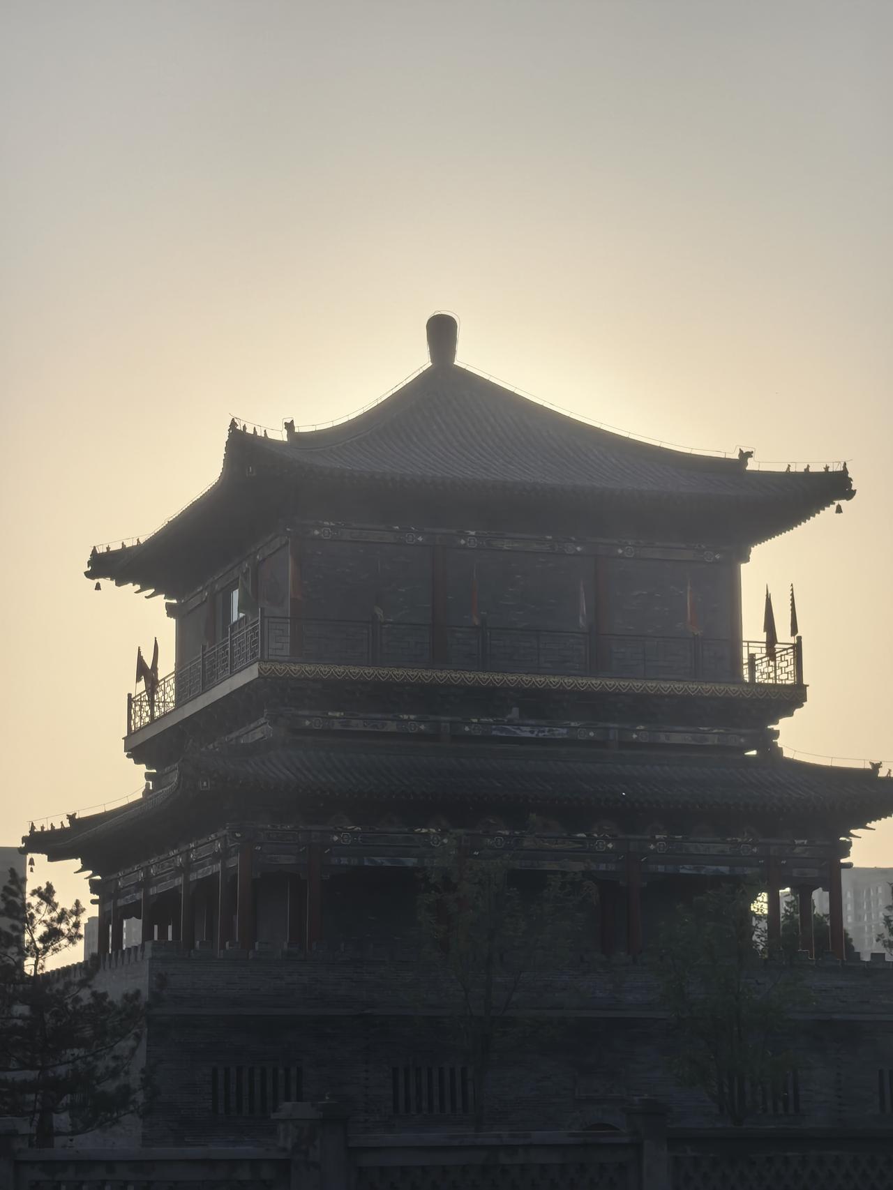 我常驾车穿梭于晋中市榆次区东外环（锦东大道），每次途经那座独具特色的建筑，都只能