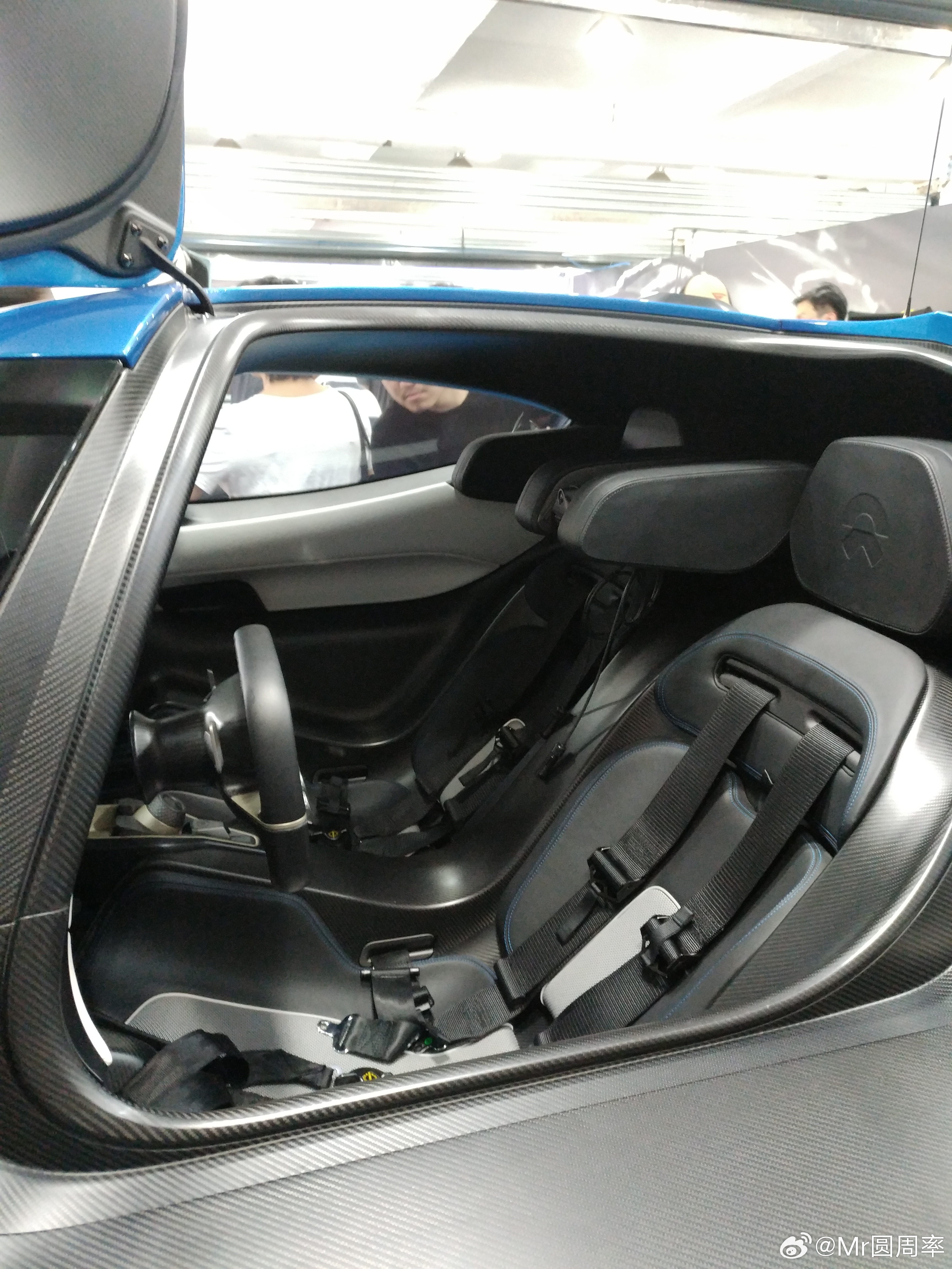 整理相册竟然发现了17年去参加蔚来的活动参观EP9的照片。还可以进P房坐进去玩，
