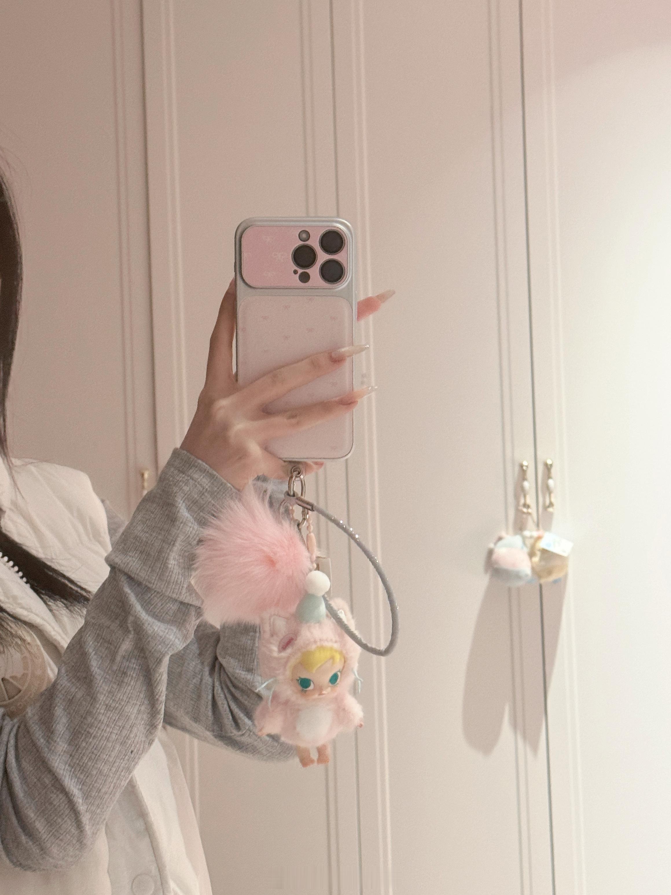 第一抽就抽到了最喜欢的小粉baby Molly！！！特意为它搭配的手机壳简直美萌