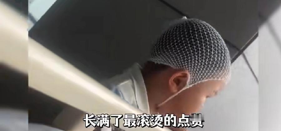 3岁娃挂彩仍守着受伤妈妈，这才是最纯粹的亲子温情
 
是啊，这个3岁小男子汉真的