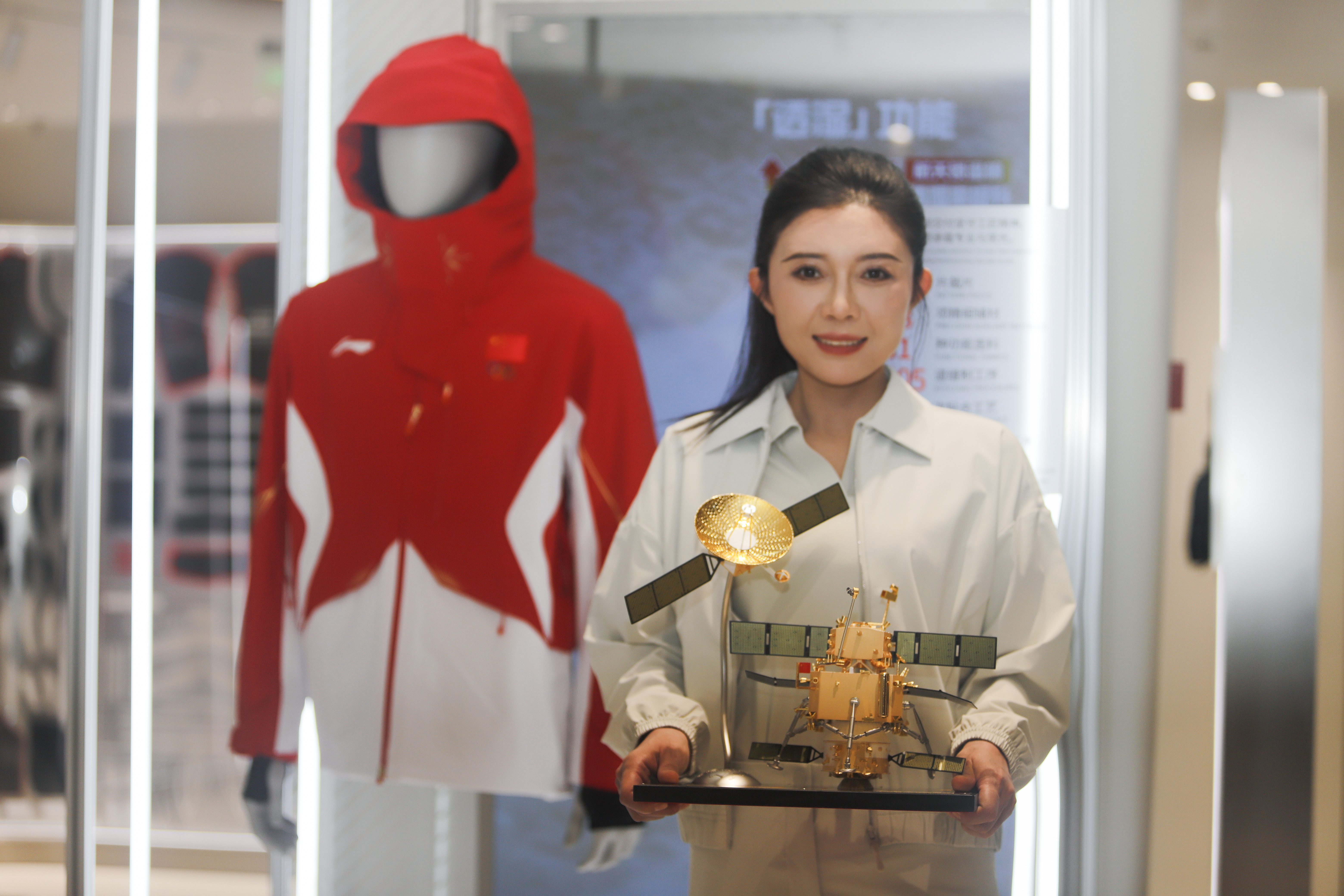 【李宁龙店首家全球旗舰店上海南京路启幕】金标航天锁温棉与星衣并非使用完全相同的材