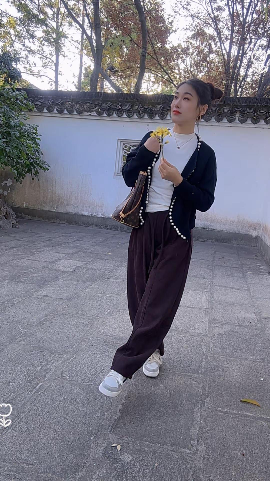 女人就要像花一样，不管有没有人观赏，但你一定要绽放，不是为别人，而是为自己绽放。