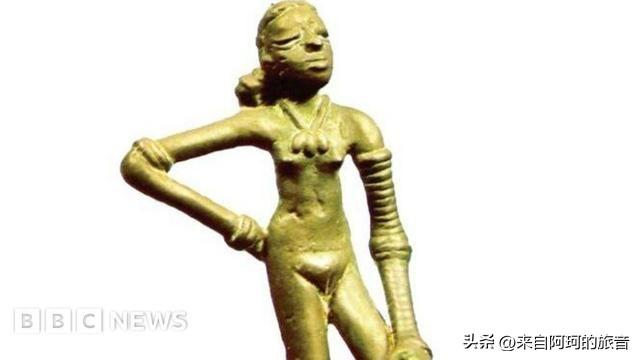 那尊四千六百年前的青铜少女雕像，在印度一本九年级教科书里被人用深色阴影把胸部和躯