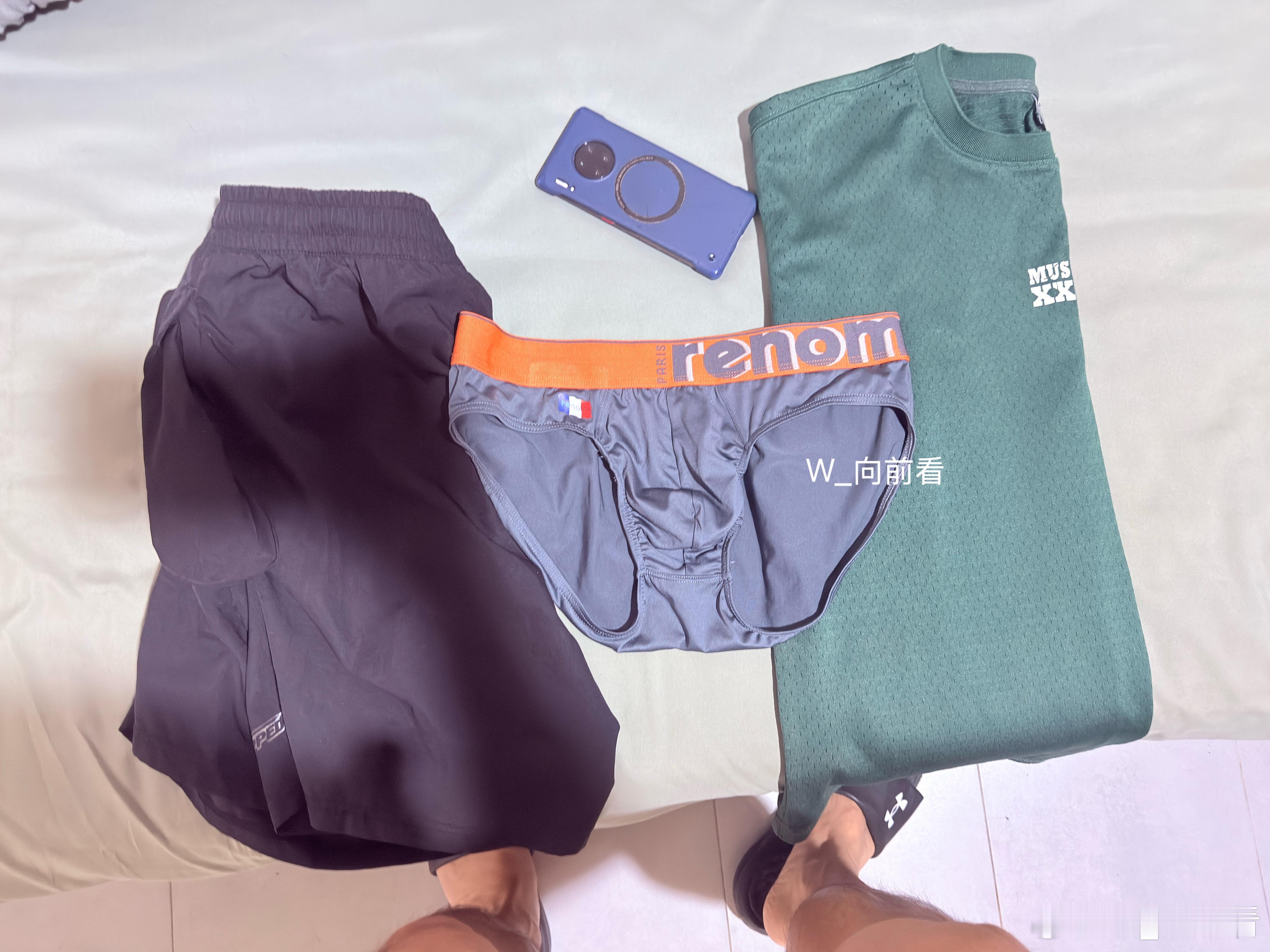 今日份ootd ！今天是橙灰+绿色+黑色[哈哈][哈哈]因为台风沙尔德 所以这几
