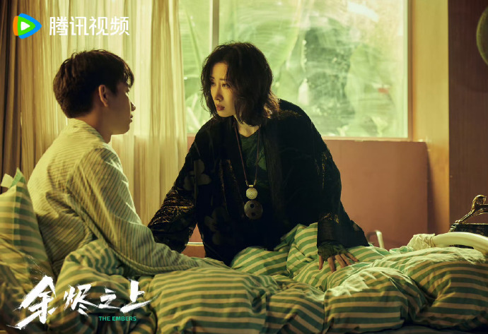 刘敏涛的美更是Alpha级别的 《余烬之上》中，刘敏涛实力出圈，一亮相，气场拉满