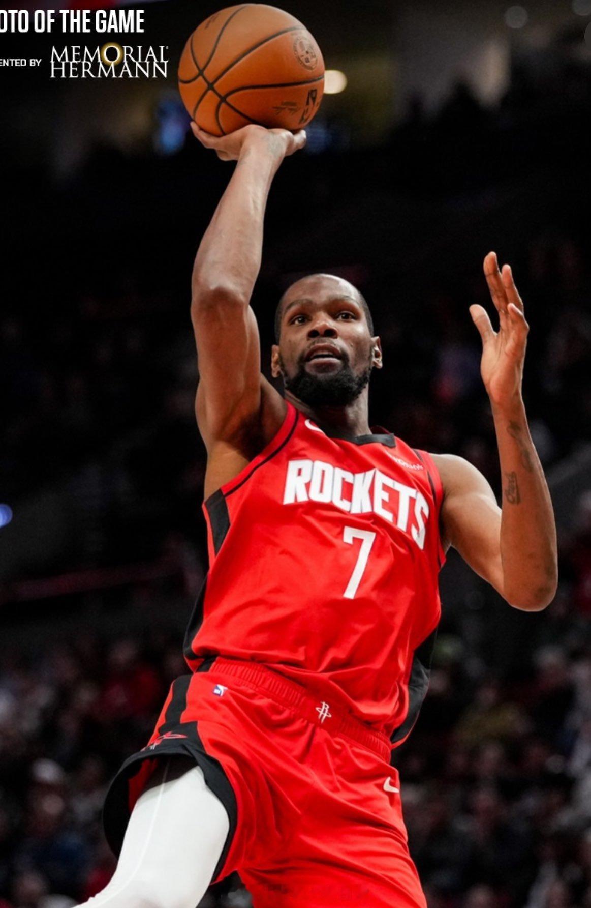 37岁的杜兰特过去8场比赛，场均38.5分钟，拿到29.5分7篮板4.4助攻，投