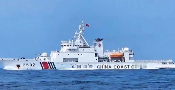夏威夷的海面这几天热闹得像赶集。31国的战舰挤在珍珠港往外铺，罗斯福号航母坐镇，