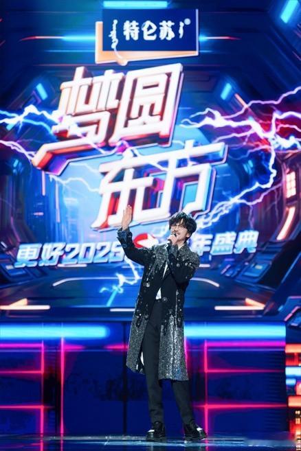 张凌赫与周传雄的独奏，画面纯净如画。无繁复背景，只有两人和吉他，歌声随旋律缓缓流