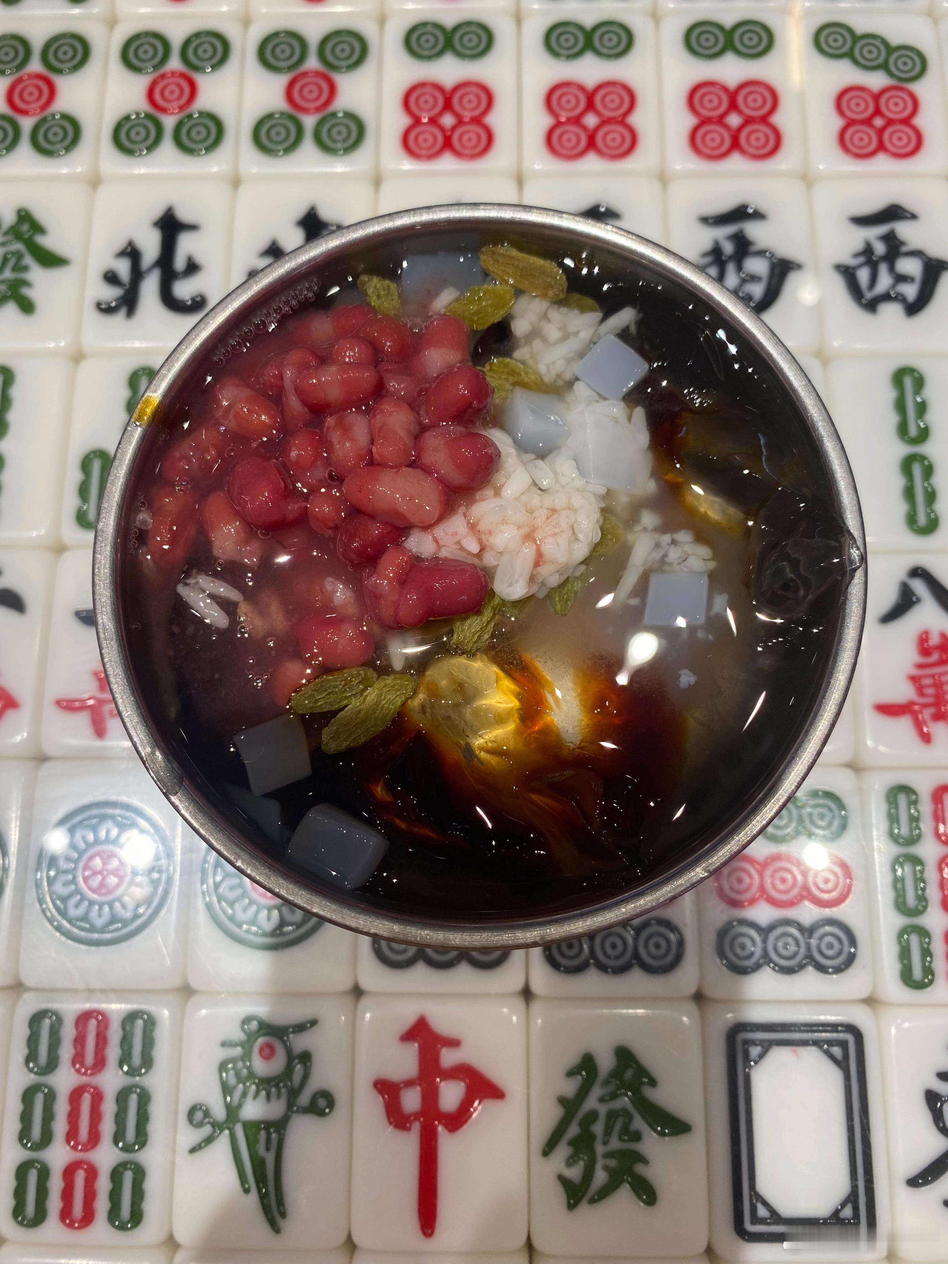 和娃说，晚上去倒垃圾的时候，顺便出去吃个饭。打开门，发现下雨了。我说那还去出吃吗