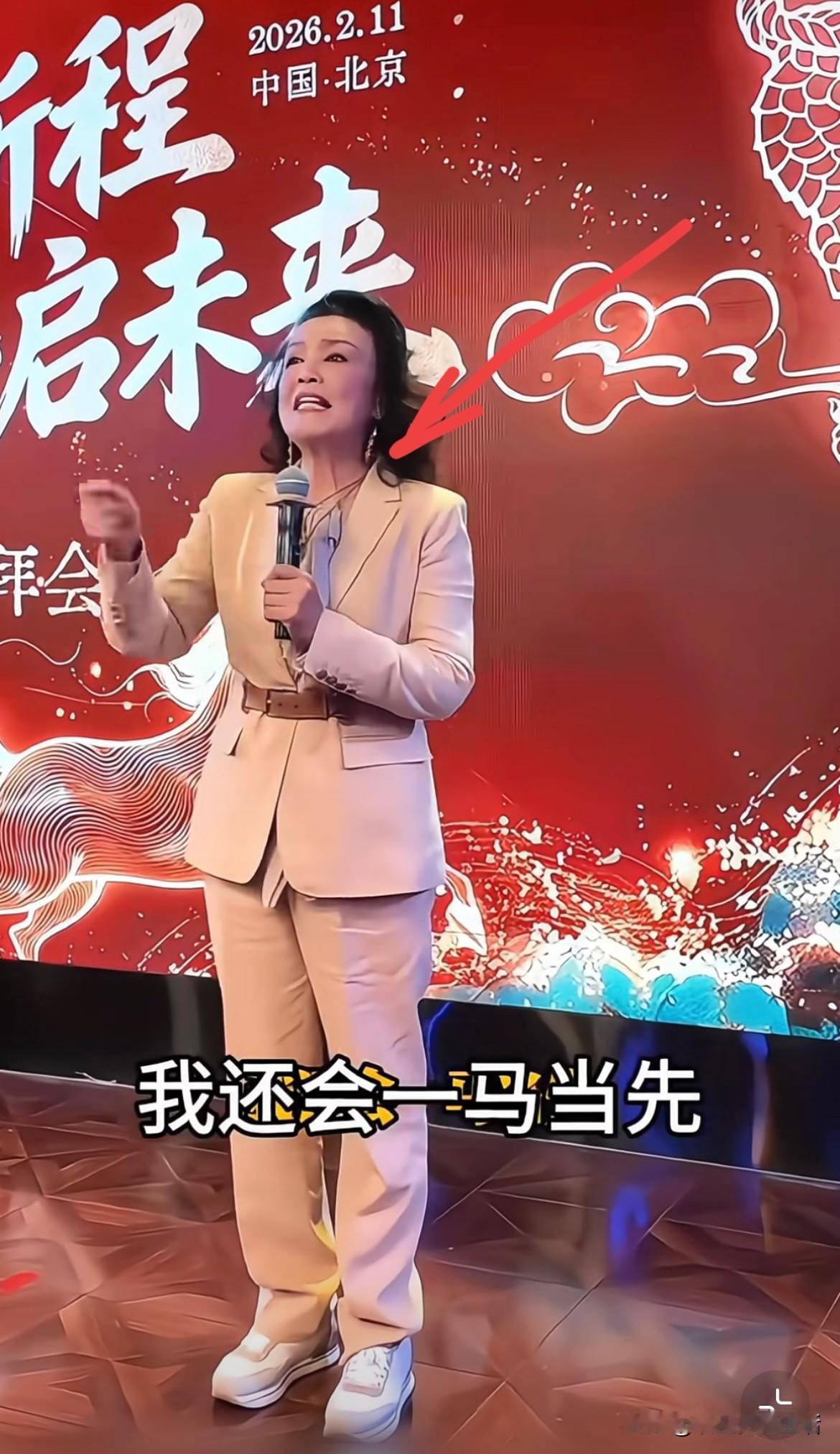 拼搏的人永远是年轻！尽管脖颈上已显皱纹，但近70岁的张兰誓言：仍将一马当先！
