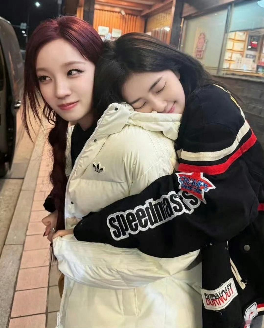 白鹿晒与宋雨琦合照白鹿ins更新与宋雨琦合照白鹿首尔回国白鹿这组照片真的好有氛围